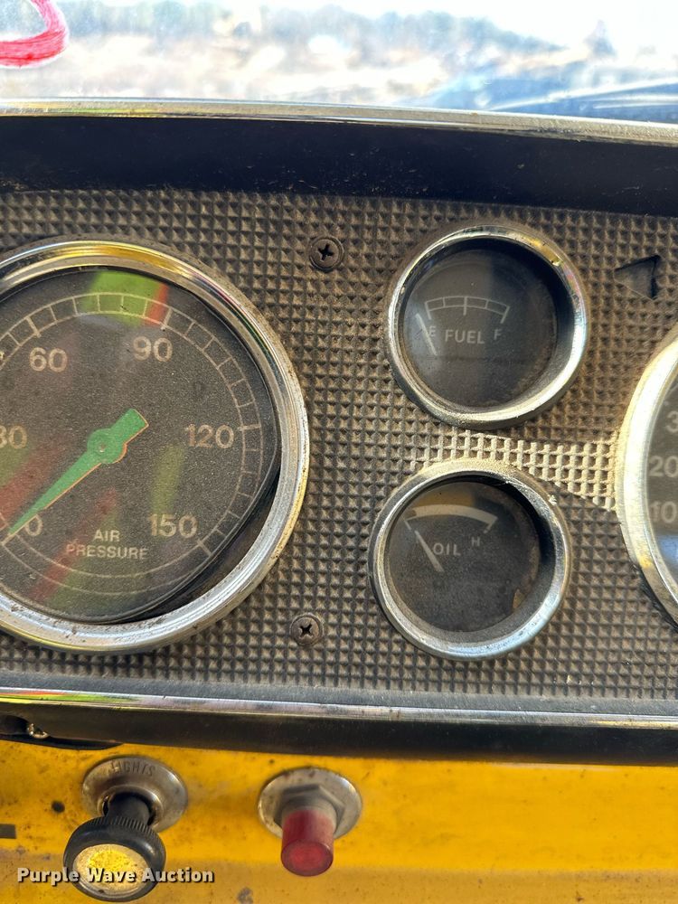 image for item DW2296 1977 Ford 800 oil distributor truck