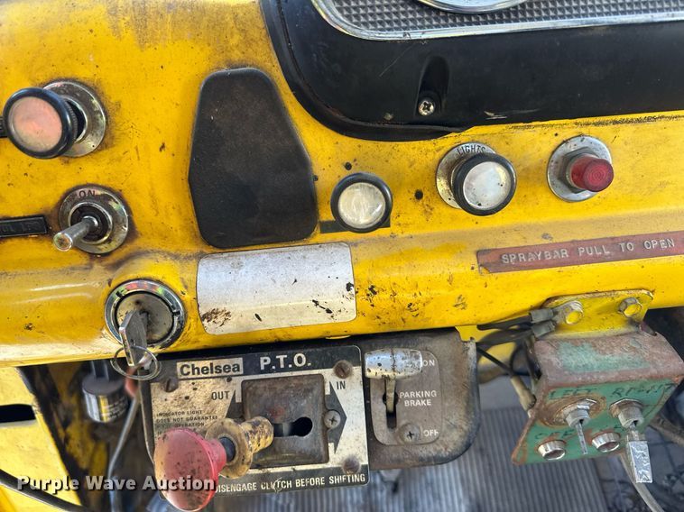 image for item DW2296 1977 Ford 800 oil distributor truck