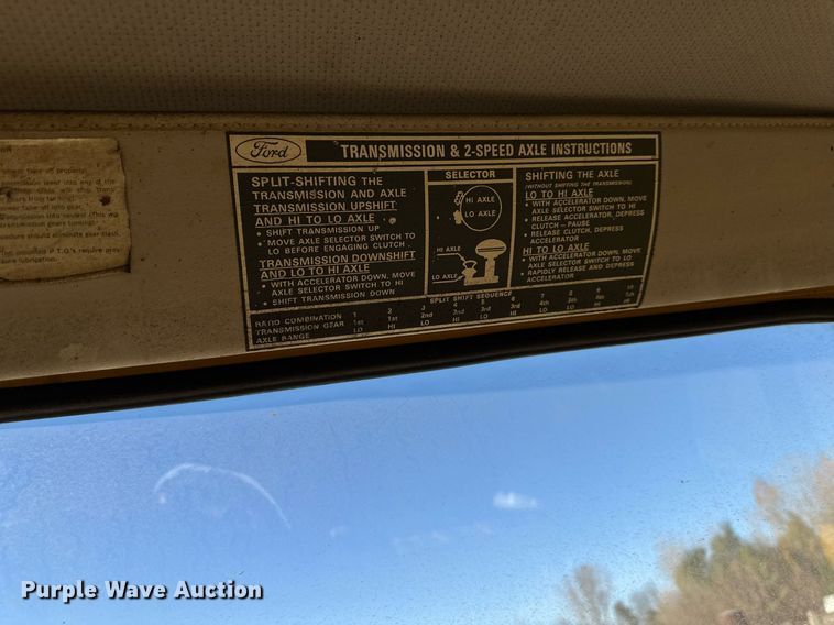 image for item DW2296 1977 Ford 800 oil distributor truck