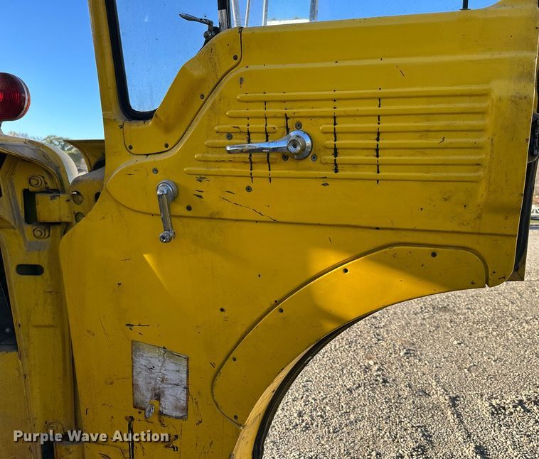 image for item DW2296 1977 Ford 800 oil distributor truck