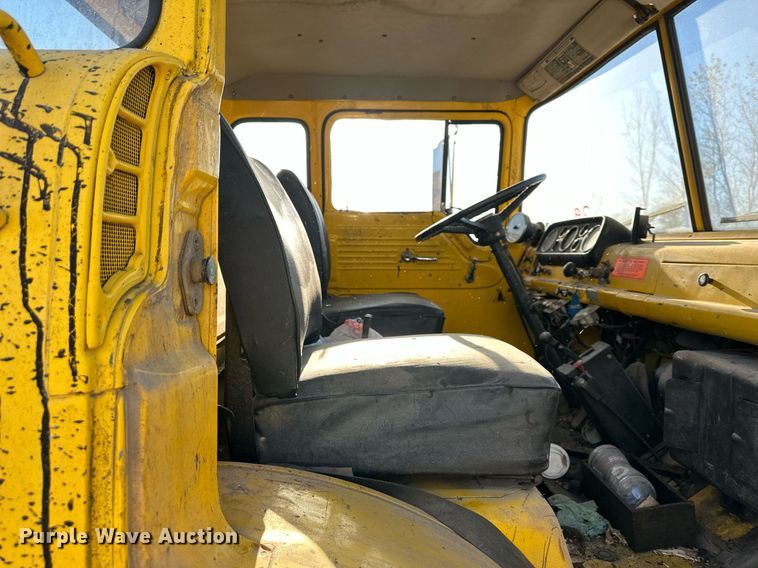 image for item DW2296 1977 Ford 800 oil distributor truck