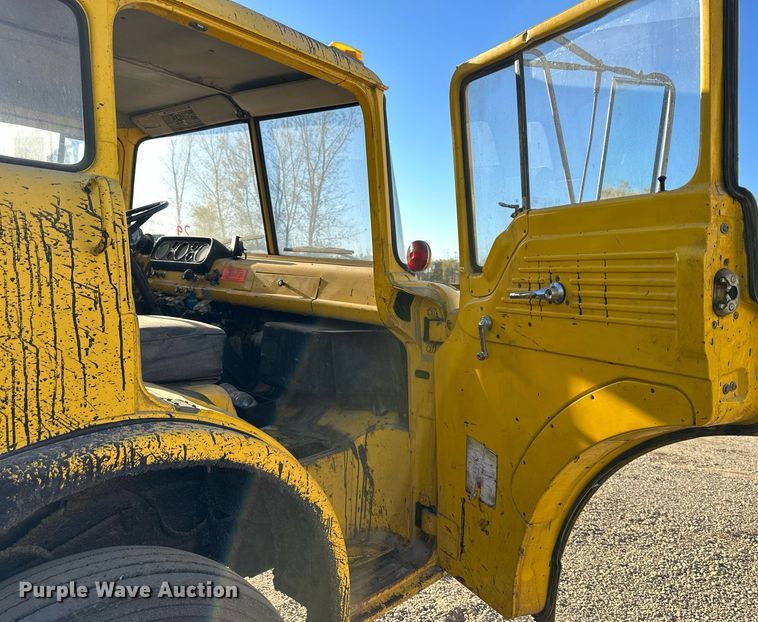 image for item DW2296 1977 Ford 800 oil distributor truck