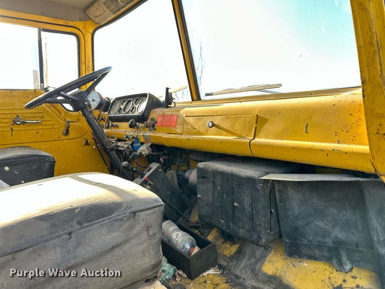 image for item DW2296 1977 Ford 800 oil distributor truck