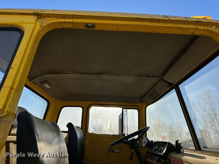 image for item DW2296 1977 Ford 800 oil distributor truck