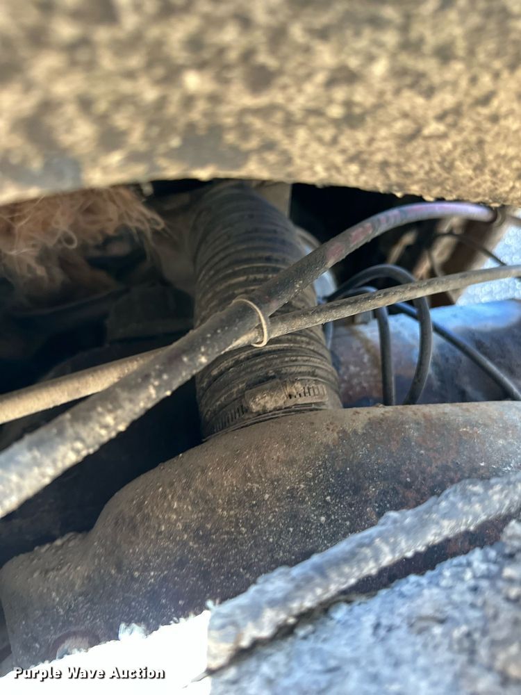 image for item DW2296 1977 Ford 800 oil distributor truck