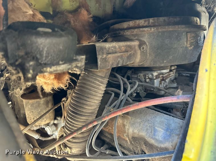 image for item DW2296 1977 Ford 800 oil distributor truck