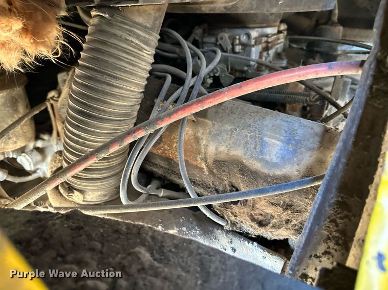 image for item DW2296 1977 Ford 800 oil distributor truck