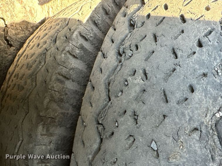 image for item DW2296 1977 Ford 800 oil distributor truck