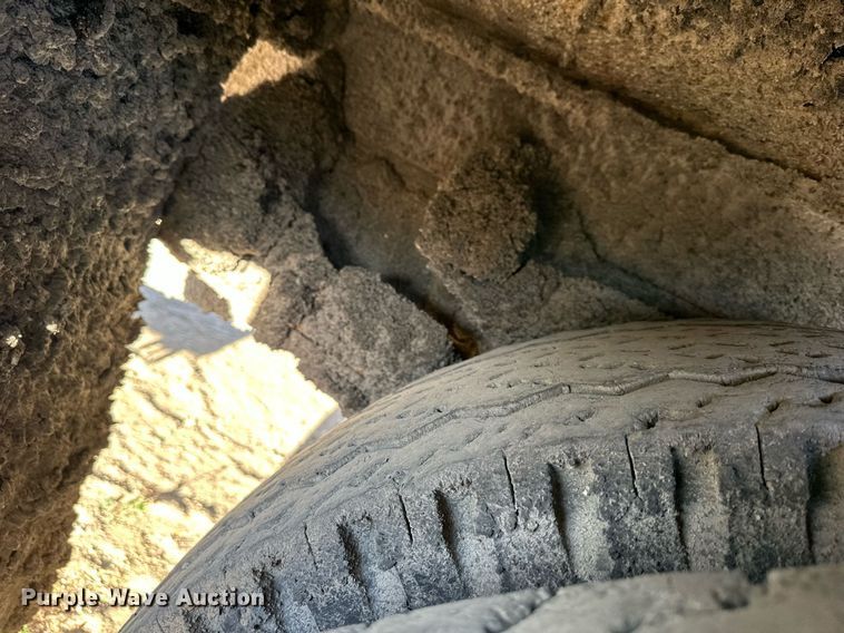 image for item DW2296 1977 Ford 800 oil distributor truck