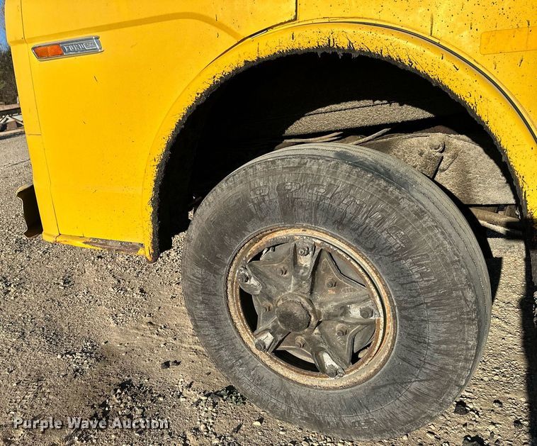 image for item DW2296 1977 Ford 800 oil distributor truck