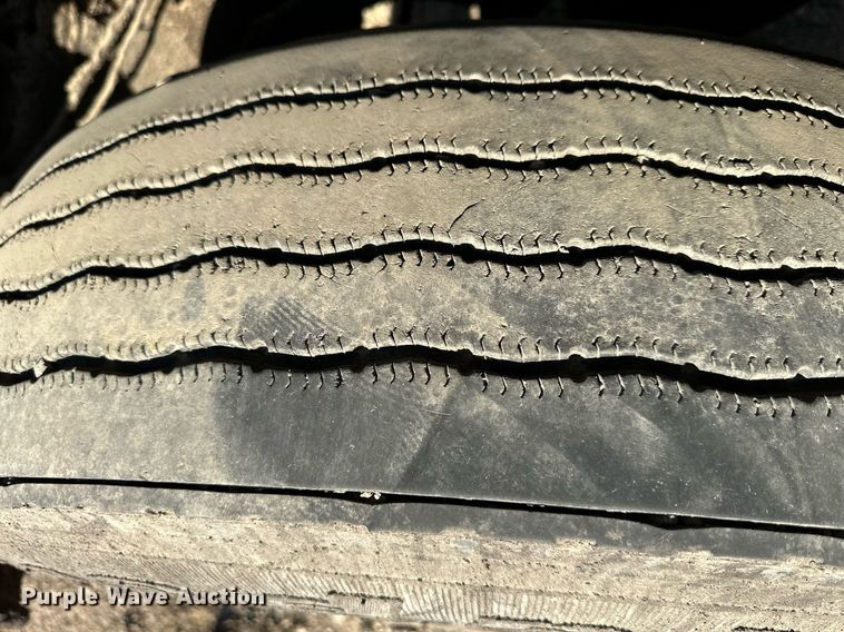 image for item DW2296 1977 Ford 800 oil distributor truck