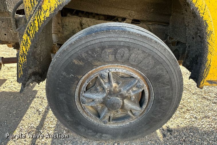 image for item DW2296 1977 Ford 800 oil distributor truck