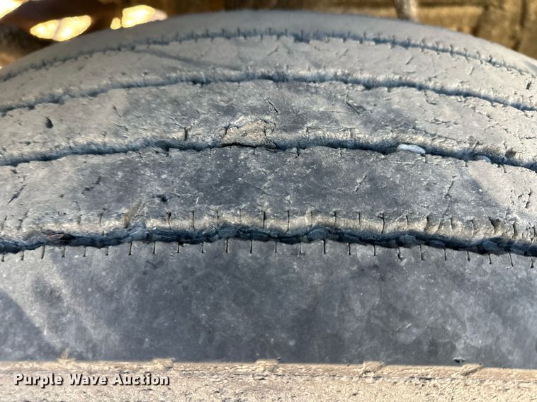 image for item DW2296 1977 Ford 800 oil distributor truck