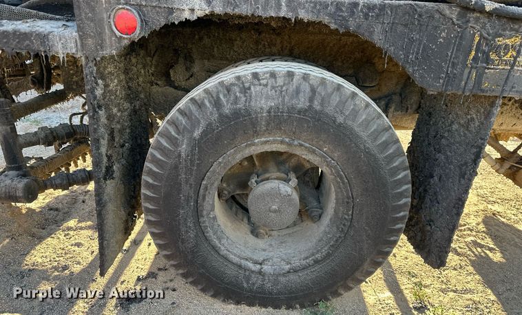 image for item DW2296 1977 Ford 800 oil distributor truck