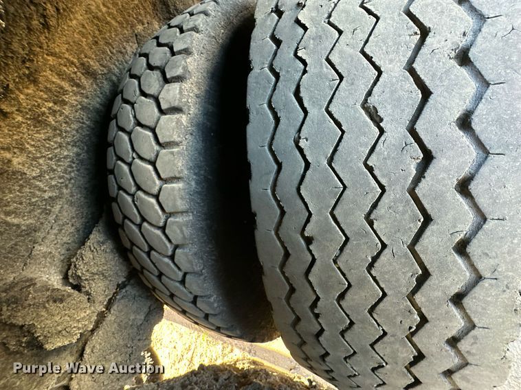 image for item DW2296 1977 Ford 800 oil distributor truck