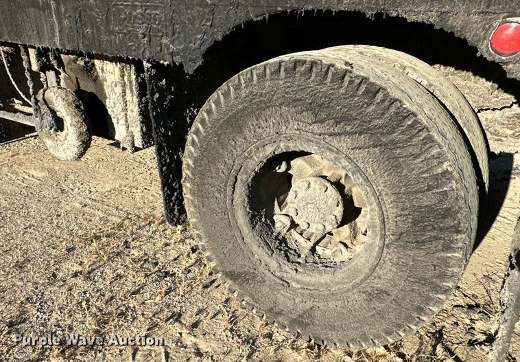 image for item DW2296 1977 Ford 800 oil distributor truck