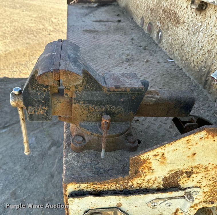 image for item DW2297 2000 Ford F550 Super Duty XL utility / service truck