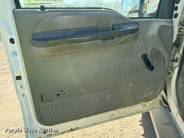 image for item DW2297 2000 Ford F550 Super Duty XL utility / service truck