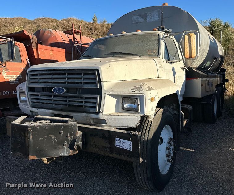 image for item DW2301 1992 Ford FT900 oil distributor truck