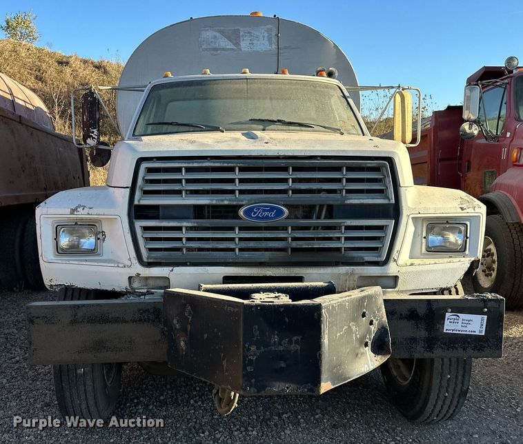 image for item DW2301 1992 Ford FT900 oil distributor truck