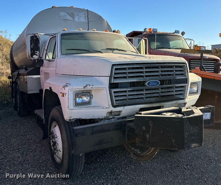 image for item DW2301 1992 Ford FT900 oil distributor truck