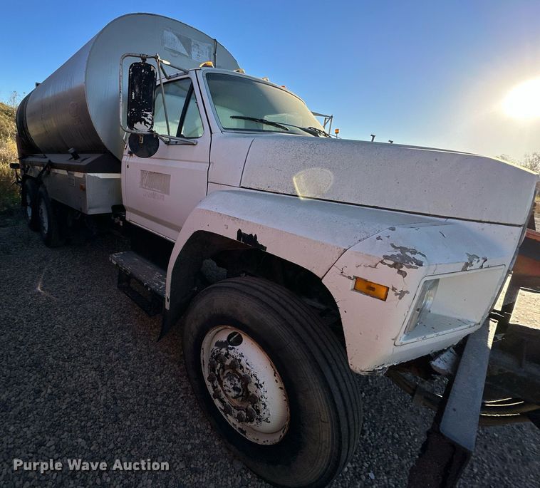 image for item DW2301 1992 Ford FT900 oil distributor truck