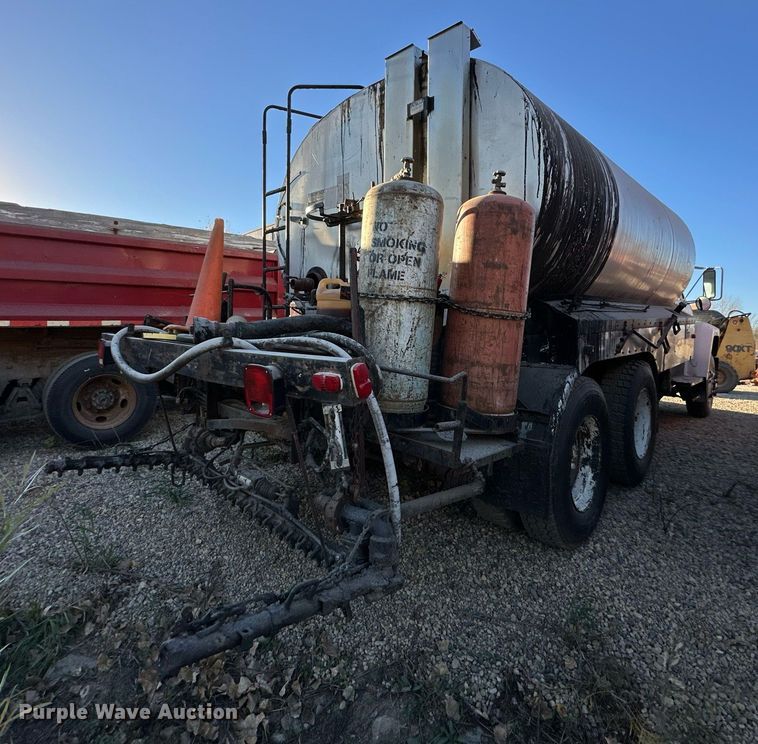 image for item DW2301 1992 Ford FT900 oil distributor truck