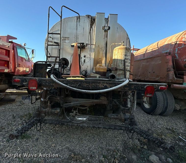 image for item DW2301 1992 Ford FT900 oil distributor truck