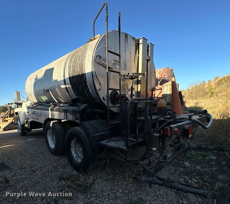 image for item DW2301 1992 Ford FT900 oil distributor truck