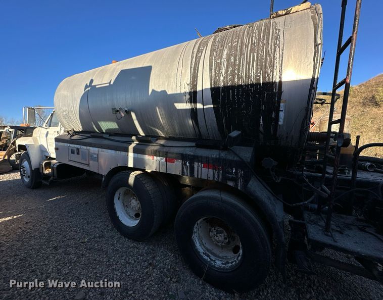 image for item DW2301 1992 Ford FT900 oil distributor truck