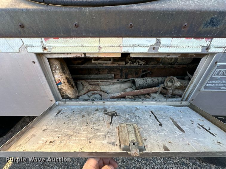 image for item DW2301 1992 Ford FT900 oil distributor truck