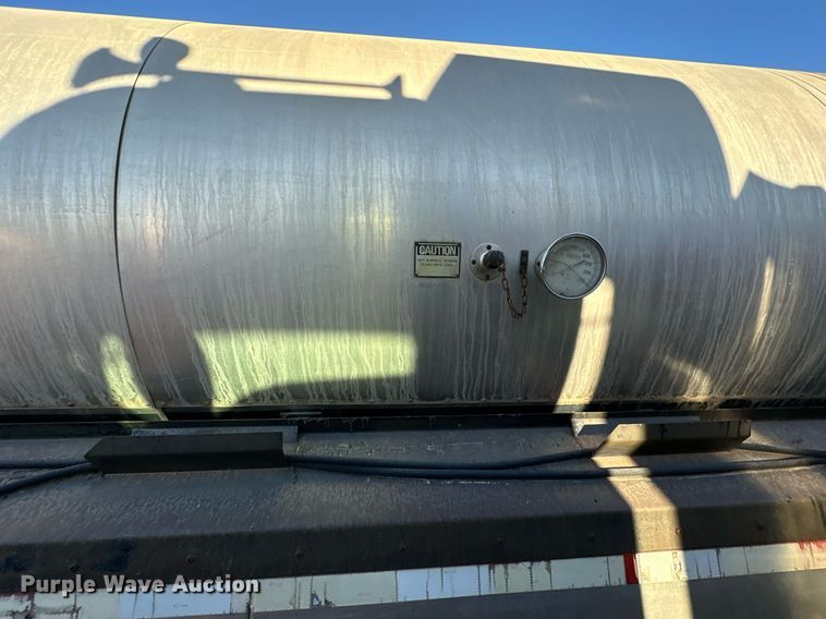 image for item DW2301 1992 Ford FT900 oil distributor truck