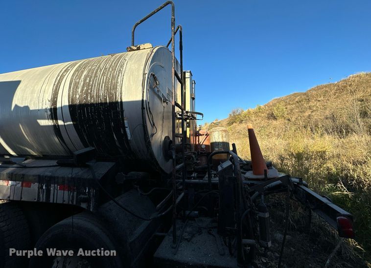 image for item DW2301 1992 Ford FT900 oil distributor truck