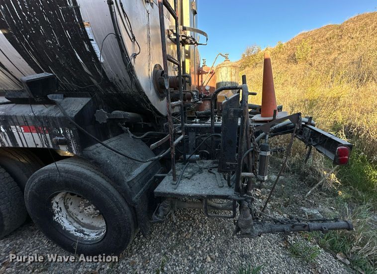 image for item DW2301 1992 Ford FT900 oil distributor truck