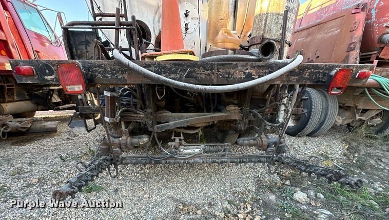 image for item DW2301 1992 Ford FT900 oil distributor truck