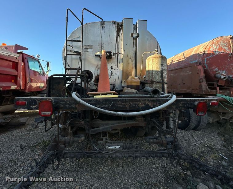 image for item DW2301 1992 Ford FT900 oil distributor truck