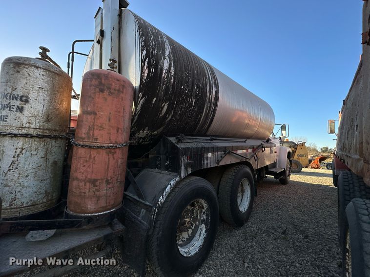 image for item DW2301 1992 Ford FT900 oil distributor truck