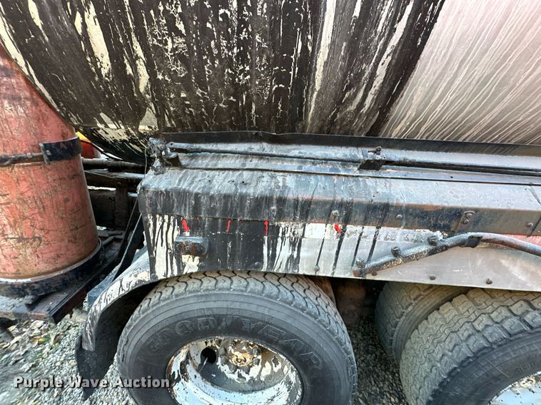 image for item DW2301 1992 Ford FT900 oil distributor truck