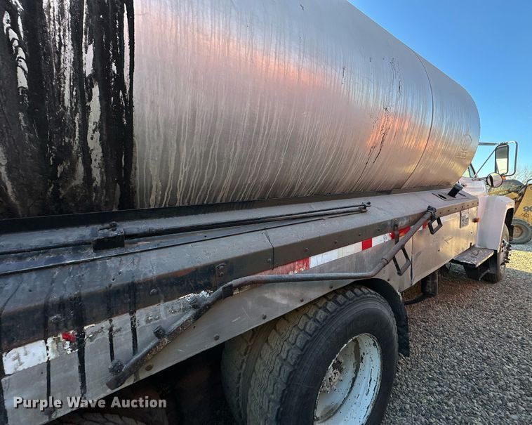 image for item DW2301 1992 Ford FT900 oil distributor truck