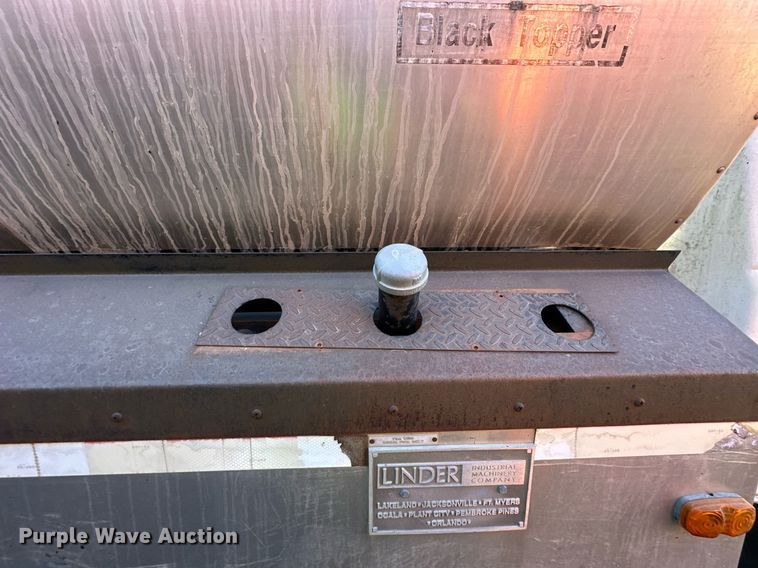 image for item DW2301 1992 Ford FT900 oil distributor truck