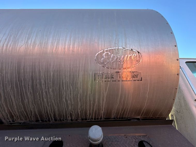 image for item DW2301 1992 Ford FT900 oil distributor truck