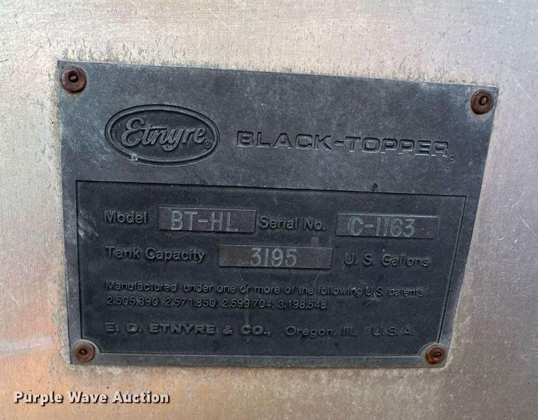 image for item DW2301 1992 Ford FT900 oil distributor truck