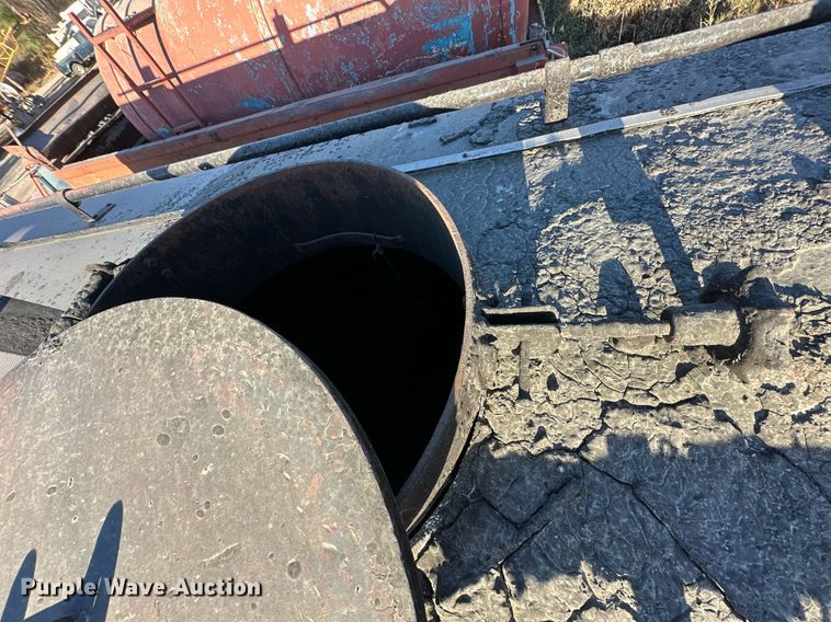 image for item DW2301 1992 Ford FT900 oil distributor truck