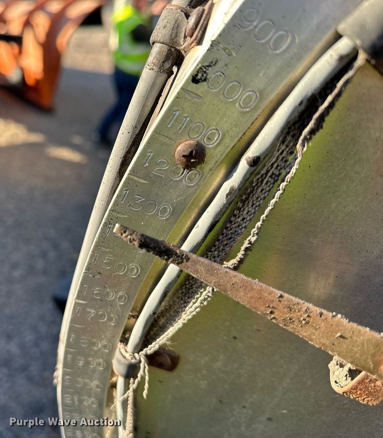 image for item DW2301 1992 Ford FT900 oil distributor truck