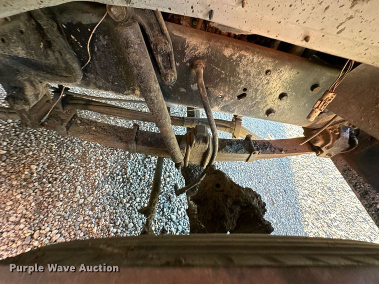 image for item DW2301 1992 Ford FT900 oil distributor truck