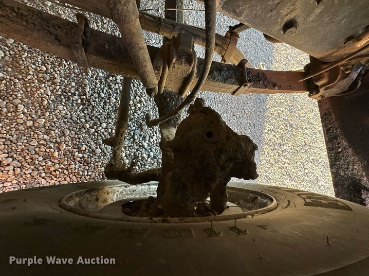 image for item DW2301 1992 Ford FT900 oil distributor truck