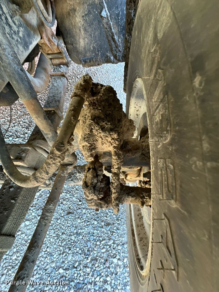 image for item DW2301 1992 Ford FT900 oil distributor truck