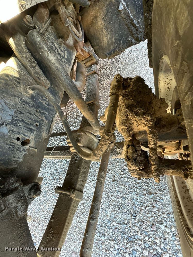 image for item DW2301 1992 Ford FT900 oil distributor truck