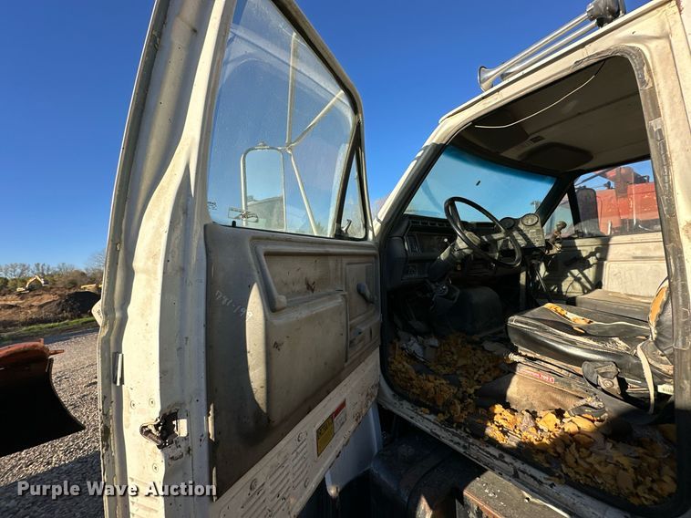 image for item DW2301 1992 Ford FT900 oil distributor truck