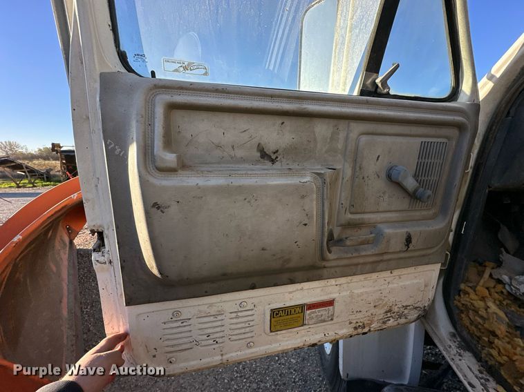 image for item DW2301 1992 Ford FT900 oil distributor truck